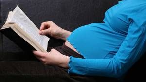 pregnant woman reading featured