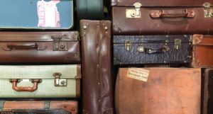 suitcases-travel-immigration https://unsplash.com/photos/IkjROahgUoo