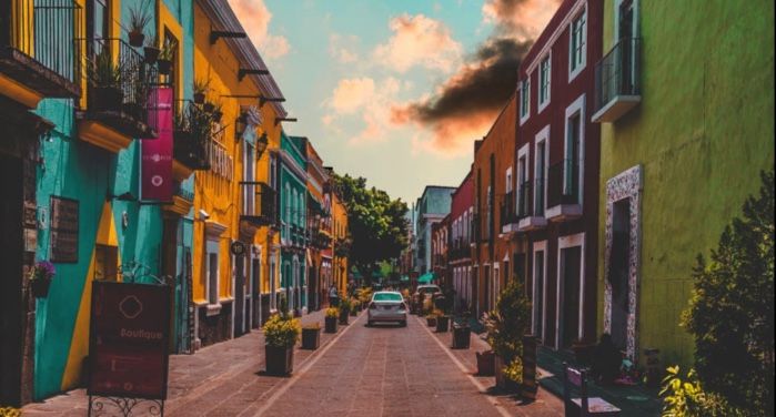 colorful street in Puebla, Mexico https://www.pexels.com/photo/colorful-painted-buildings-2388639/
