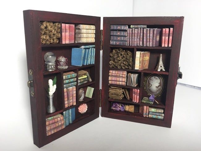 Hinged miniature library 
