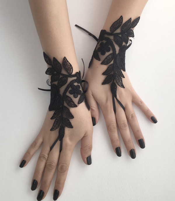 picture of black lace fingerless gloves