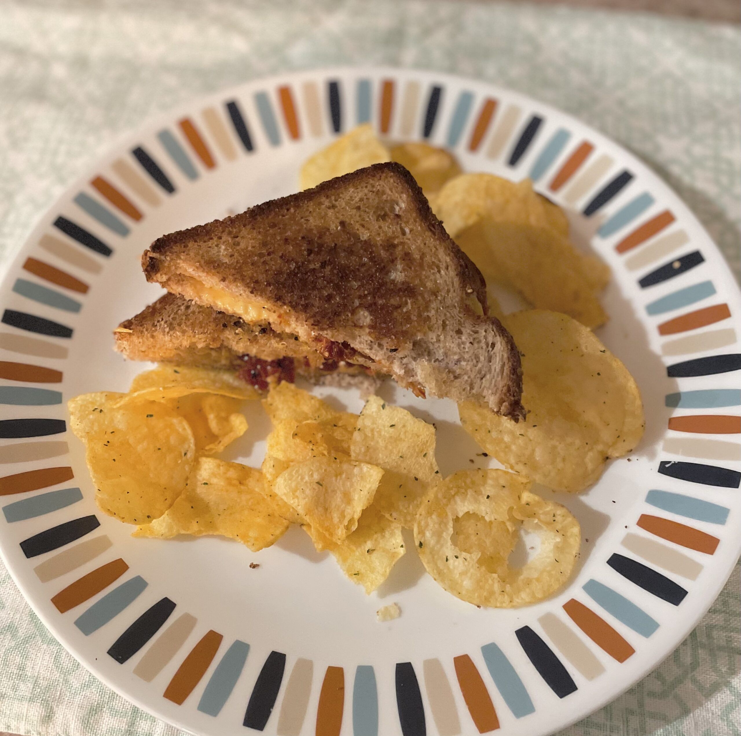 Picture of grilled cheese and chips