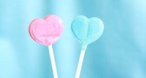 Image of a pink and a blue heart-shaped sucker