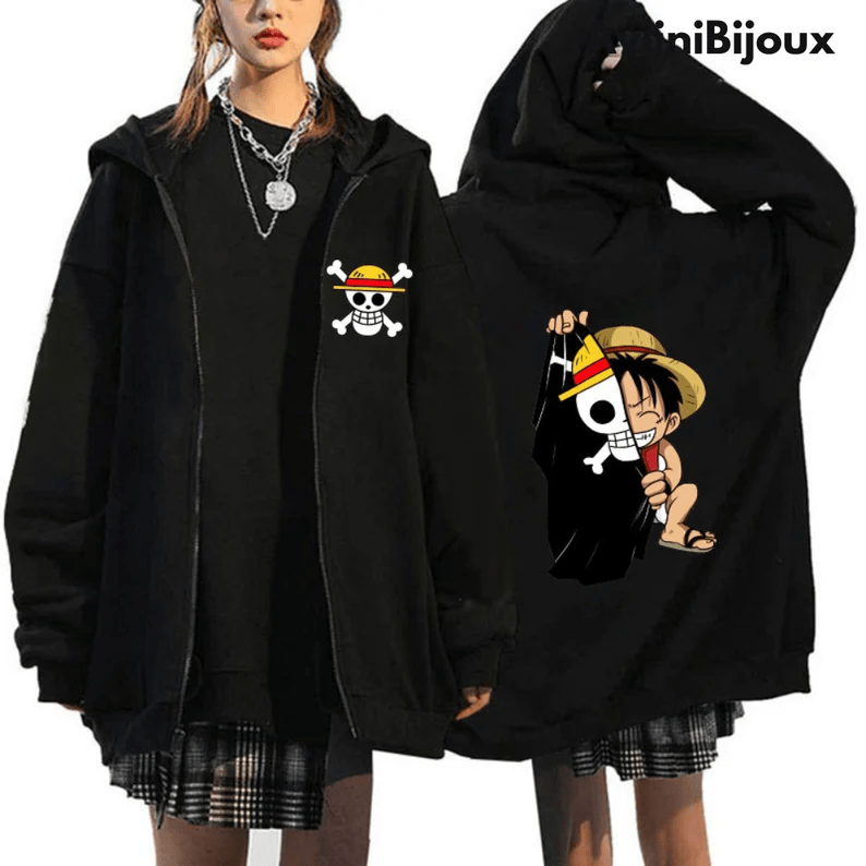 Photo of a woman wearing a black hoodie, at the front there is a print of the One Piece skull, and at the back there is part of the flag with the skull, and part with Luffy
